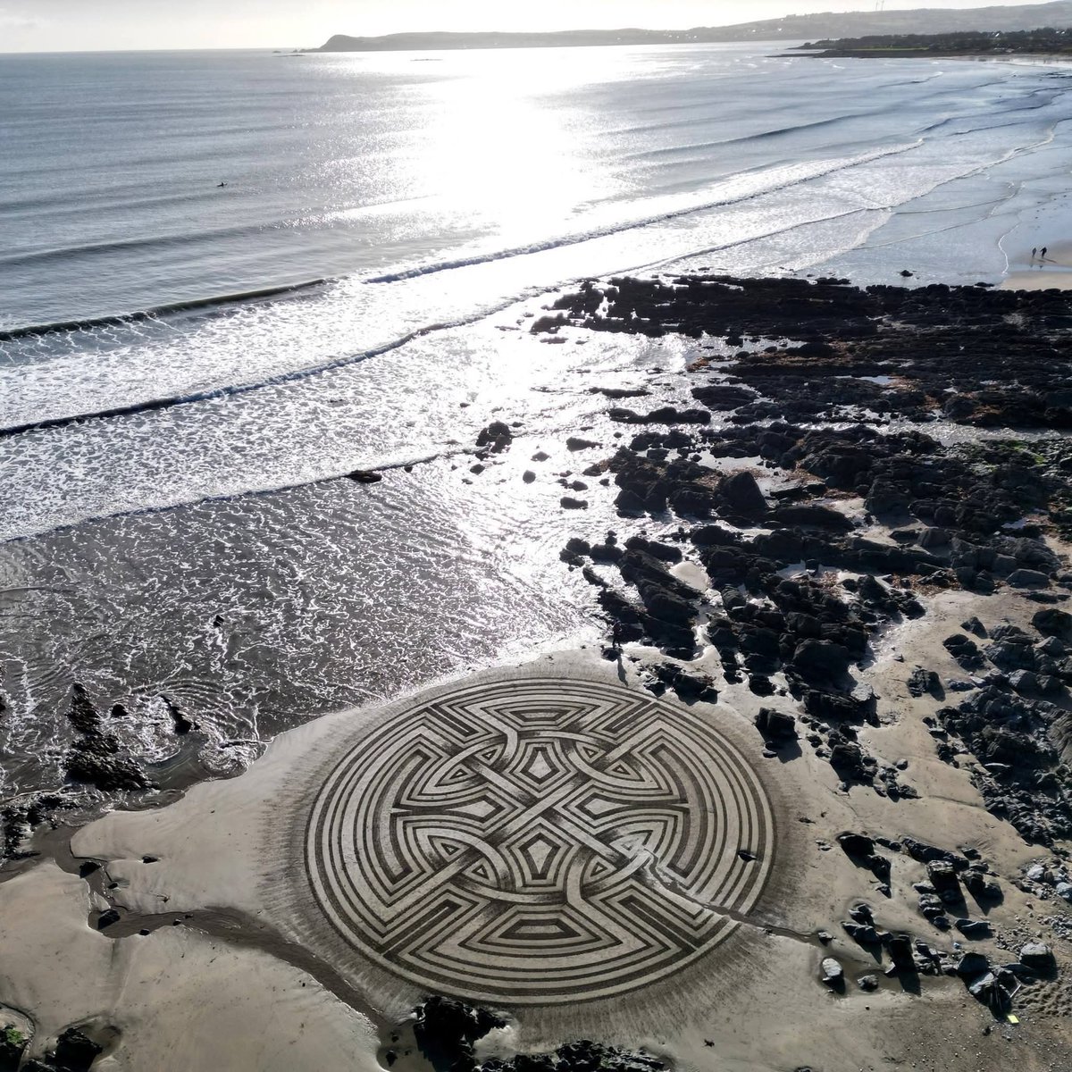 ThisIsIreland3's tweet photo. ☘️ Happy St.Patrick's Day 2026 ☘️

Created at Walsh's Beach near Clonea.

Absolutely amazing work yet again by Manolo Froelich 📸🌊🏖️🇮🇪

(No this is not AI, before anyone asks)

📍County Waterford, Ireland ☘️

#Waterford #Ireland #Stpatricksday #Sandart #Clonea #WalshsBeach #Art https://t.co/lxhhgjkL3l