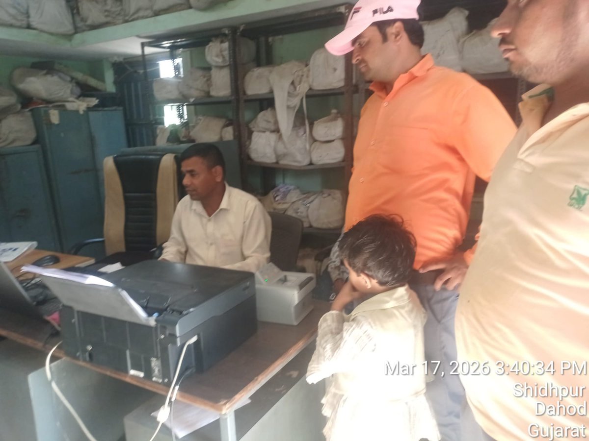 આજ રોજ દાહોદ ઘટક 1 ના આધાર ઓપરેટર દ્વારા આધાર કાર્ડ ની કામગીરી કરવામાં આવી..