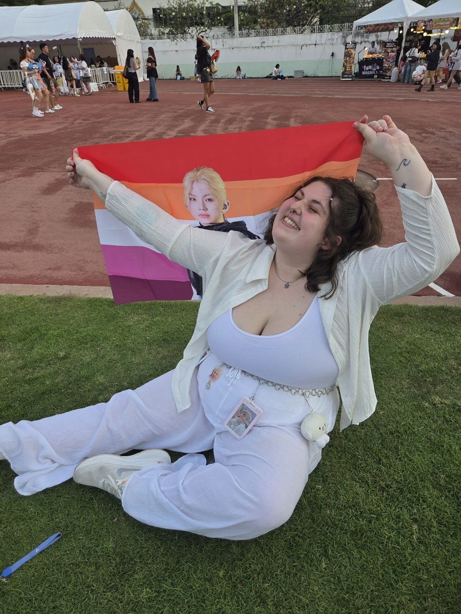 sullialice's tweet photo. I SAW SEVENTEEN !!!!!! i was living my best life on sunday fr fr (cant wait to move into my appartment and put that lesbian woozi flag on the wall above my desk to motivate me) https://t.co/5zZaTnTyiQ