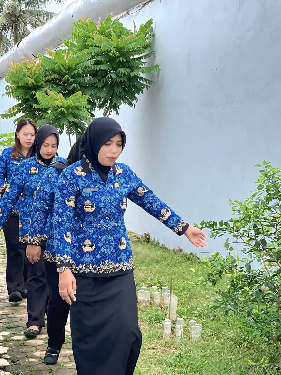 LppTenggarong's tweet image. Cek Tembok Beranggang: Kalapas Riva Dilyanti Pastikan Keamanan Lapas Tetap Optimal

#kemenimipas
#guardandguide
#ditjenpas
#pemasyarakatan
#PembinaanWBP
#keamanan