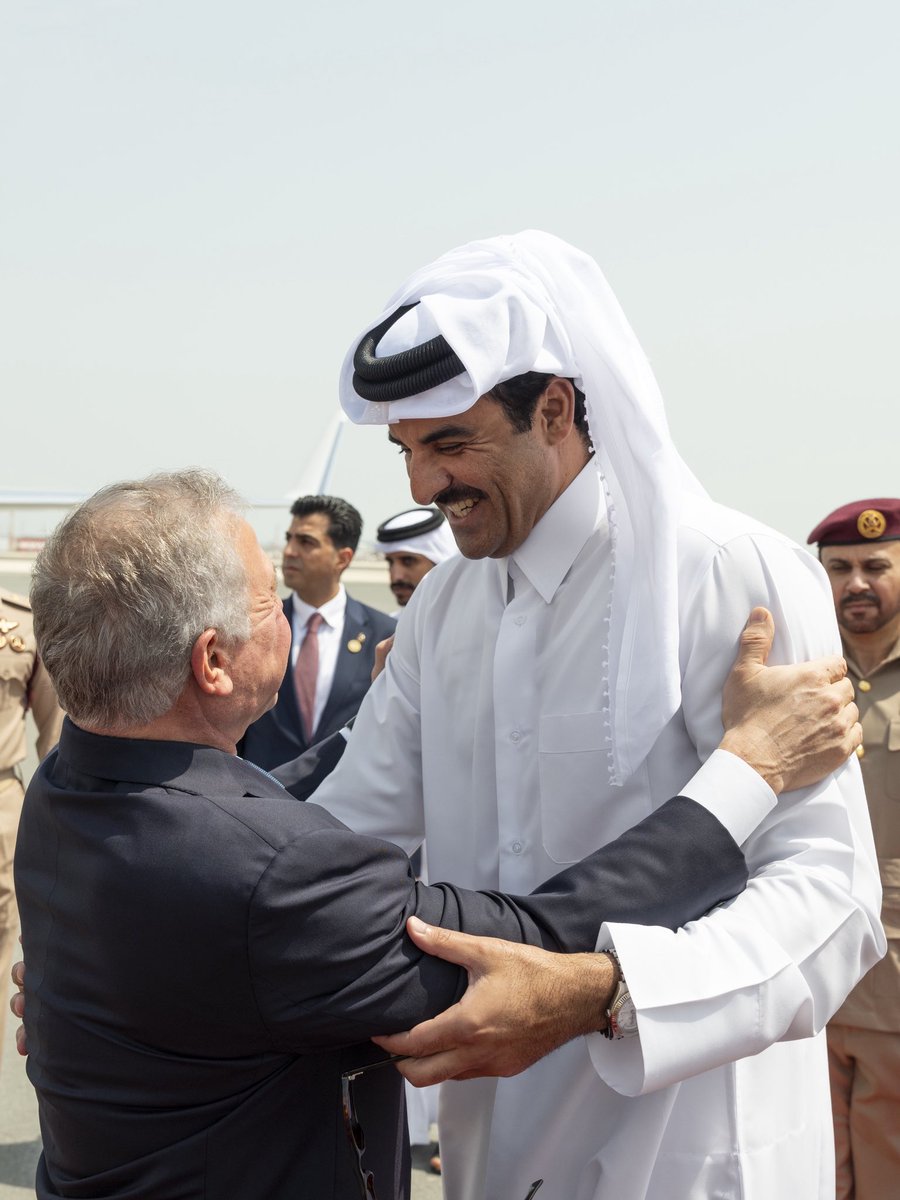 AmiriDiwan's tweet photo. سمو الأمير المفدى يتقدم مستقبلي أخيه جلالة الملك عبدالله الثاني ابن الحسين ملك المملكة الأردنية الهاشمية الشقيقة، لدى وصوله والوفد المرافق إلى مطار الدوحة الدولي.  https://t.co/WUaFy2oWDK https://t.co/ylGmtEBB52