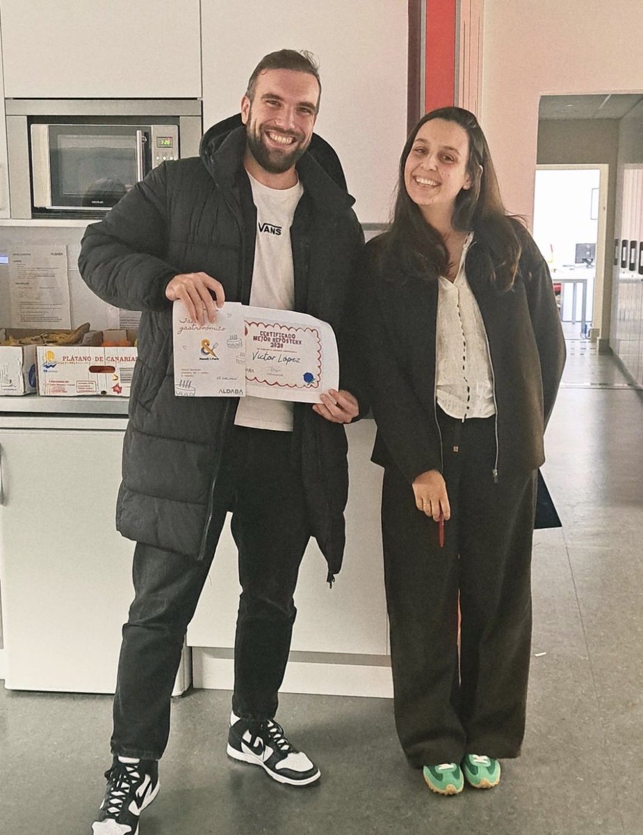 jacastelao's tweet photo. ¡La primavera la sangre (y el azúcar) altera 🧁🌸!

Como ya es tradición en el Grupo, damos la bienvenida a la primavera con la V Edición del Concurso de Postres.

Este año hemos vuelto a endulzar la oficina con platos increíbles y, sobre todo, muchas ganas de compartir. Gracias. https://t.co/y3DHxxVqZo