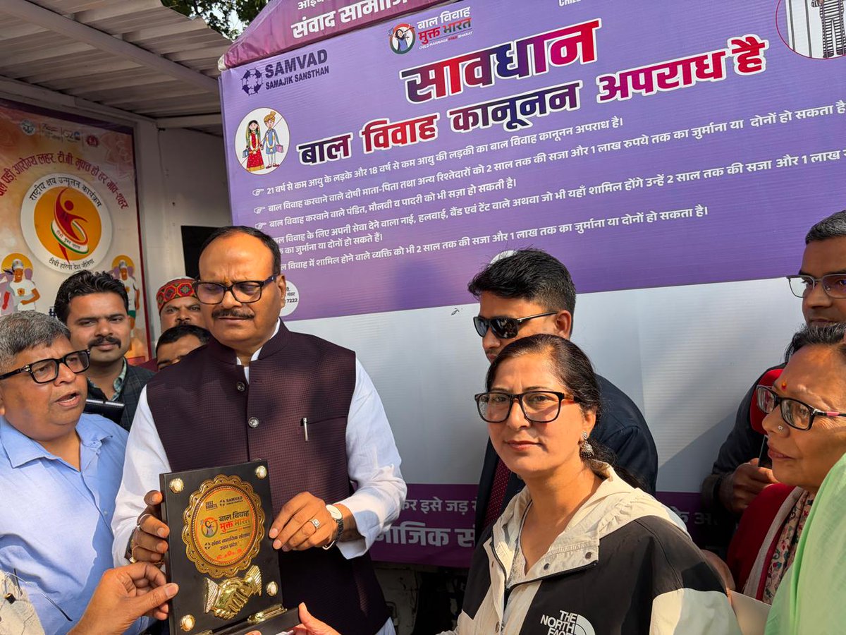 pacelko2000's tweet photo. Bal Vivah Mukti Rath inaugurated by Deputy Chief Minister Mr. Brijesh Pathak, U.P.  Covered 9636 villages to raise awareness against Child Marriage reaching over 12 lacs people in 3 dist.
#100DaysCampaign.
@narendramodi
@JustRightsIndia
@MinistryWCD
@Bhuwan_Ribhu https://t.co/VnbH0IS8SL