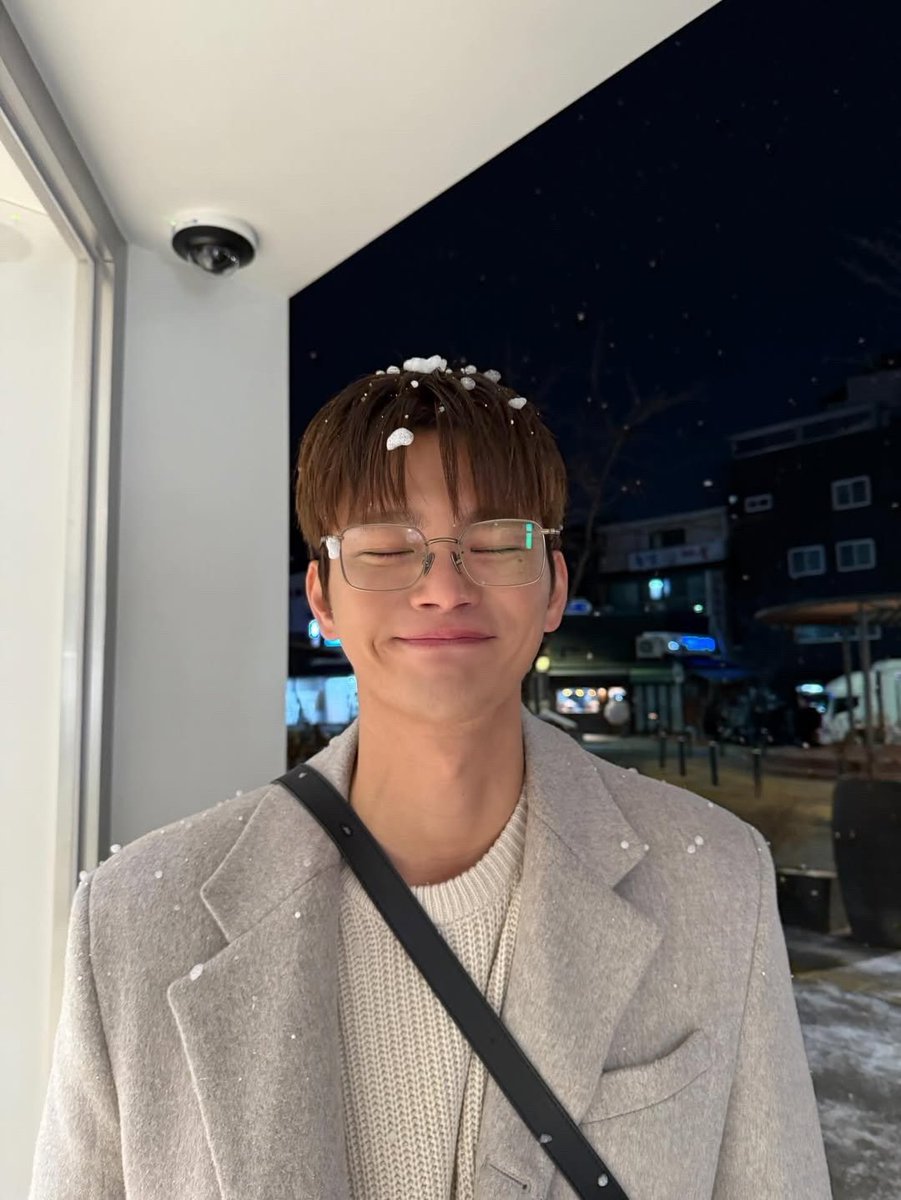 Jisoo posted seo inguk again on her instagram, it's kyungnam era. MY BABY MEOW MEOW. My ship is sailing 🥹 this is so boyfriend coded. 

Playing - "jatuh cinta memang manis~~~~"