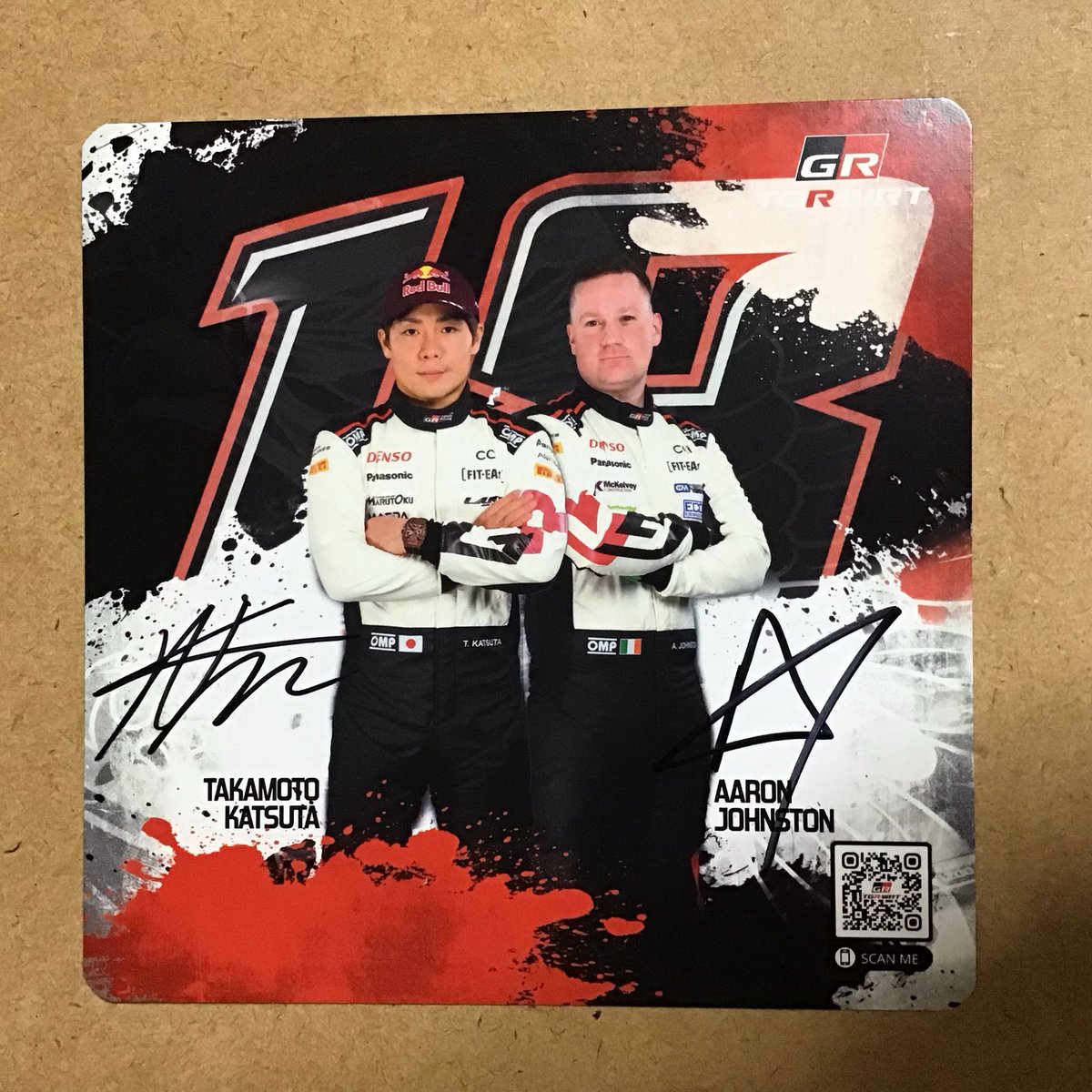 Delta2_10ru's tweet photo. 勝田貴元選手のWRC初優勝は、もちろん、コ・ドライバーのアーロン・ジョンストン選手@AaronJ_CoDriverを讃えたい!
日本では、勝田貴元選手の快挙でさえ、マスコミは取り上げないが、アーロンの特集番組を制作して、放映しても良いと思う、素敵なスーパーコドラです☆
#CongratsAaron https://t.co/SAz6QhQiv3