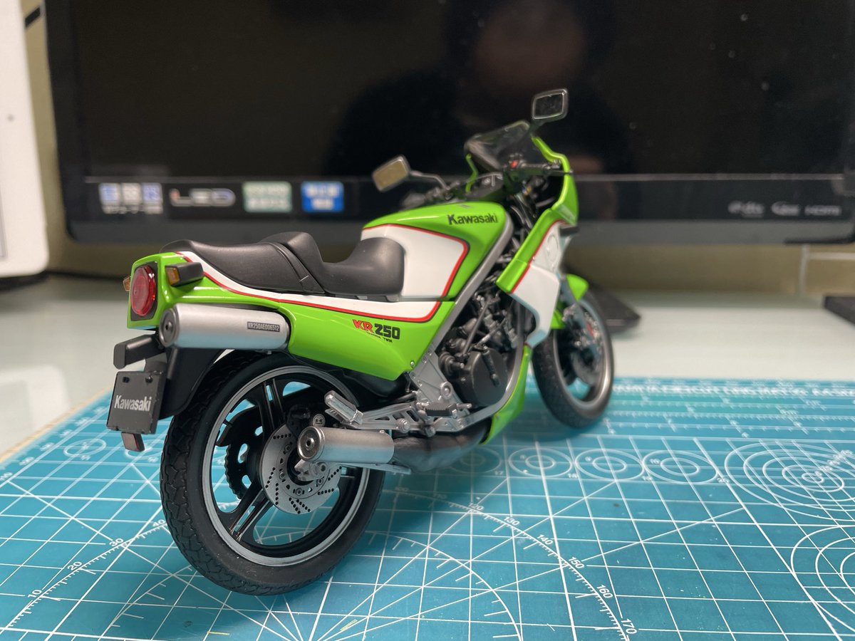 tomo12294629's tweet image. ハセガワ　1/12
Kawasaki KR250完成しました。

部品点数多くなかなかのもんでした😅
カウル以外はマスキング無しで

クレオス さんの新色Kawasakiライムグリーンを使用しました。
＃ハセガワ　＃カワサキ　＃KR250