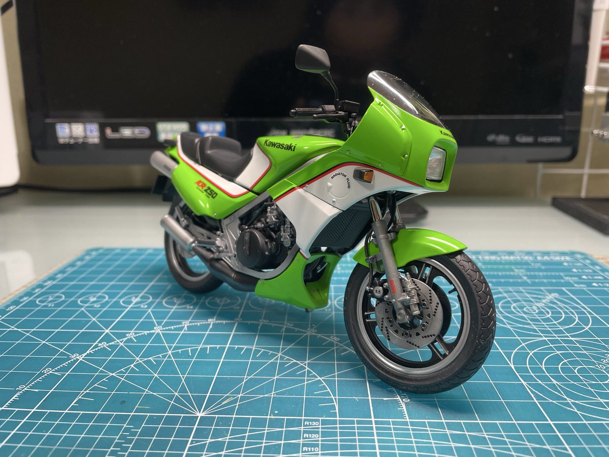 tomo12294629's tweet image. ハセガワ　1/12
Kawasaki KR250完成しました。

部品点数多くなかなかのもんでした😅
カウル以外はマスキング無しで

クレオス さんの新色Kawasakiライムグリーンを使用しました。
＃ハセガワ　＃カワサキ　＃KR250