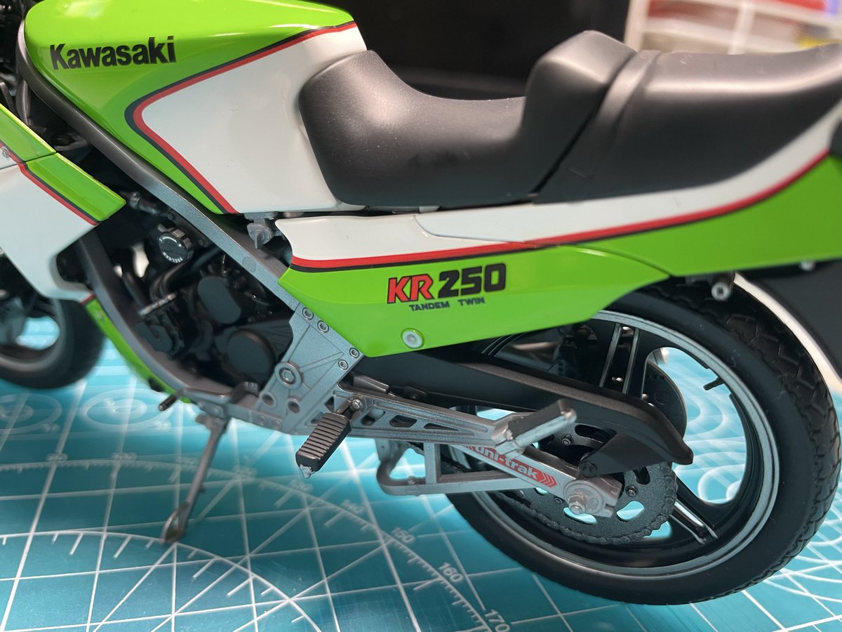 tomo12294629's tweet image. ハセガワ　1/12
Kawasaki KR250完成しました。

部品点数多くなかなかのもんでした😅
カウル以外はマスキング無しで

クレオス さんの新色Kawasakiライムグリーンを使用しました。
＃ハセガワ　＃カワサキ　＃KR250