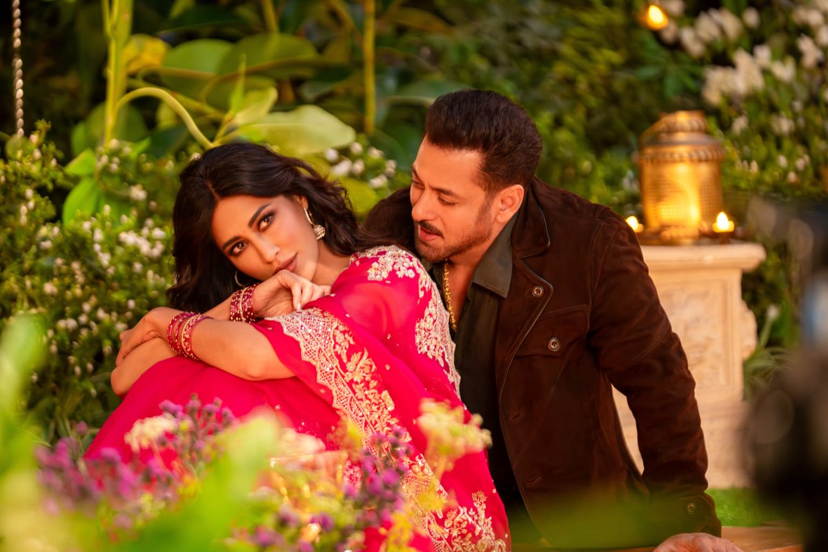 rameshlaus's tweet photo. New title of the film is solid powerful and now Eid celebrations begin early for fans of Salman Khan. The ‘Chand Dekh Lena’ song teaser from ‘Maatrubhumi: May War Rest in Peace’ has dropped and it carries the signature mix of romance and emotion. A soft, heartfelt glimpse from a film rooted in patriotism.

@LakhiaApoorva @IChitrangda #HimeshReshammiya #NihalTauro #AnkonaMukherjee @SameerAnjaan @VMVMVMVMVM @SKFilmsOfficial @SKF_Music @ShamiraahN