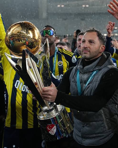 Başkan basın önünde hocaya "ültimatom verdik" diyor. Trabzon dönüş uçağındaki mevzuyu önce basına sızdırıyor, sonra da canlı yayında "şakaydı" diyor.

Benim anladığım Saran kongreye kendisine kalkan olacak Kocaman, Kartal gibi bir hocayla girmek için hoca ve takımı sattı.

Bu