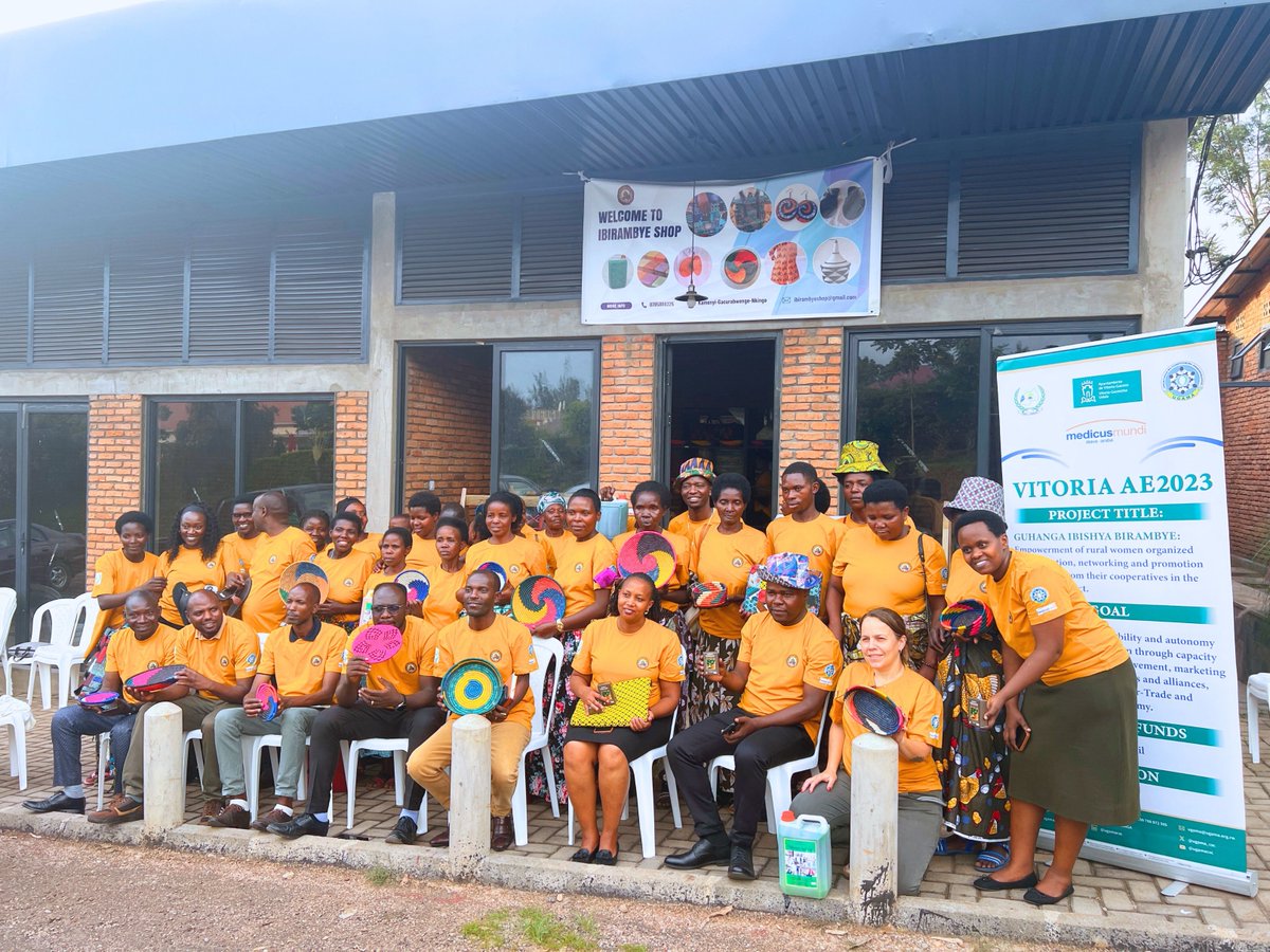 medicusmundi's tweet photo. 👏🏾 4 #cooperativas de #mujeres de #Ruanda abren IBIRAMBYE para comercializar sus productos:👗👜🧺. Refuerza la resiliencia económica y mejora el acceso al mercado. Más que una tienda, es una espacio para #colaboración, #empoderamiento y #desarrollo comunitario @medicusmundibiz https://t.co/pI89ZT38OJ