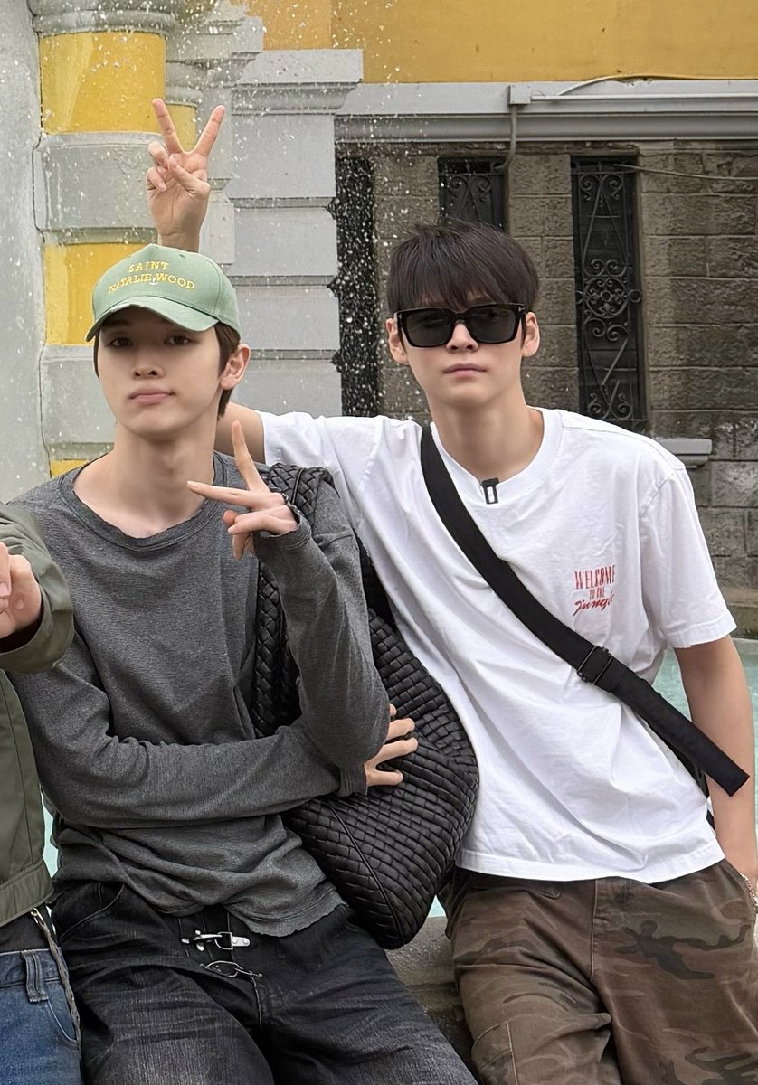 ขอบคุณฟ้าที่ส่งคนหล่อๆให้มาเป็นเพื่อนกัน ชั้นมีความสุข