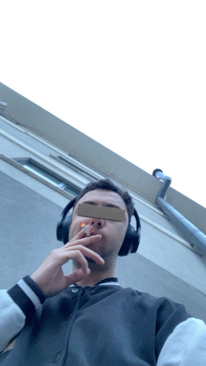 evde misafir oldugu icin annem kovdu dısarda ic sigarani dedi ben de apartman onunde vibelıyorum.. hayat iste..