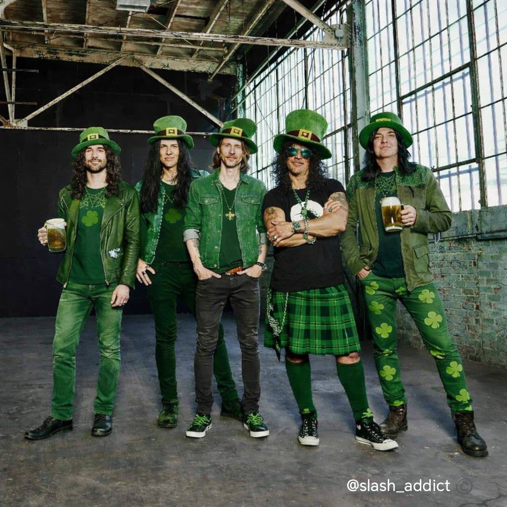 addict_slash's tweet photo. Happy St Patrick day 🍀 @slash feat @MylesKennedy and #TheConspirators @brentfitz @franksidoris @todddammitkerns 🎩 🎸 🤘🏻 #Slash #smkc #stpatrickday https://t.co/xKL8EbedxV