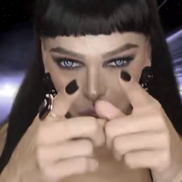 imagina ser velha assim e ainda ter sede de vencer I WISH