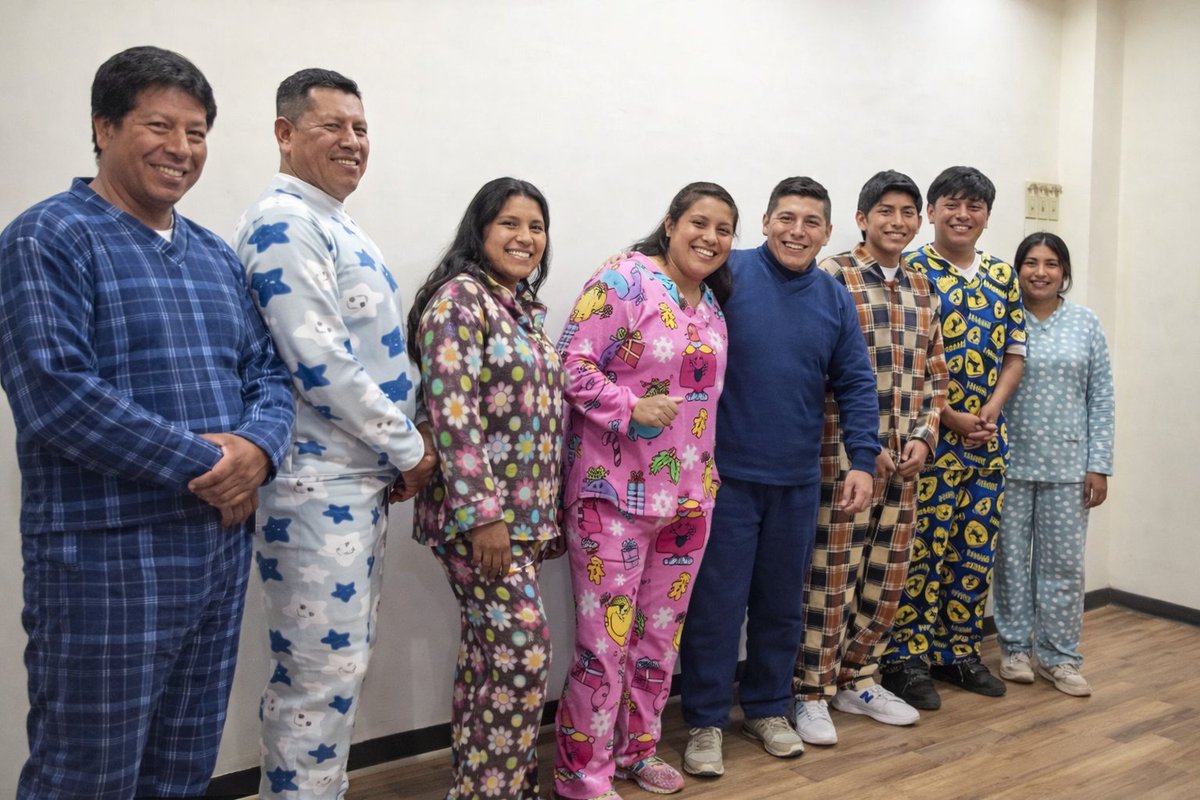 EducacionZ3_Ec's tweet photo. [CHIMBORAZO] En el cantón Guano, con el objetivo de fortalecer y visibilizar el talento de jóvenes, adultos y adultos mayores de la oferta extraordinaria de la Unidad Educativa Dr. Alfredo Pérez Guerrero, se llevó a cabo el Primer Desfile de Pijamas 2026. 👵🏻🧵
#ElNuevoEcuador https://t.co/MPuOy3XGkD
