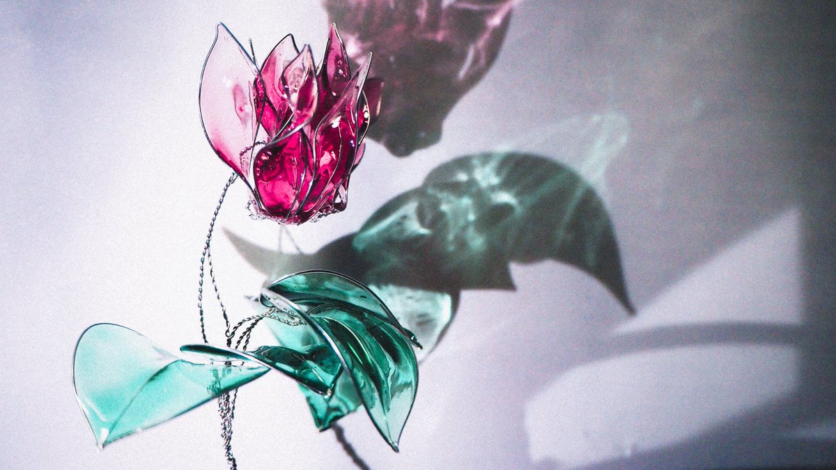 生花じゃこうはいかないディップアートで作ったシクラメンの造花。
燃え盛ってるのに、氷みたいに透き通っていて綺麗でしょう