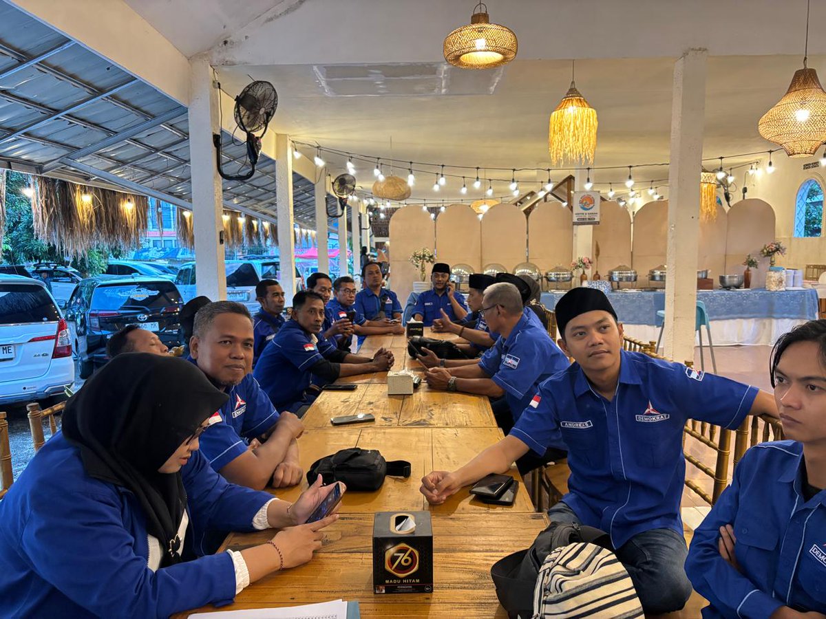 demokrat_jember's tweet photo. Pererat Silaturahmi, DPC Partai Demokrat Jember Gelar Buka Puasa Bersama

Dalam rangka mengisi momentum bulan suci Ramadhan 1447 H, DPC Partai Demokrat Kabupaten Jember menggelar acara buka puasa bersama pada Selasa, 17/03/2026, di Dira Cafe Jember.

#demokratjember #bukber https://t.co/6DVHmzonAl