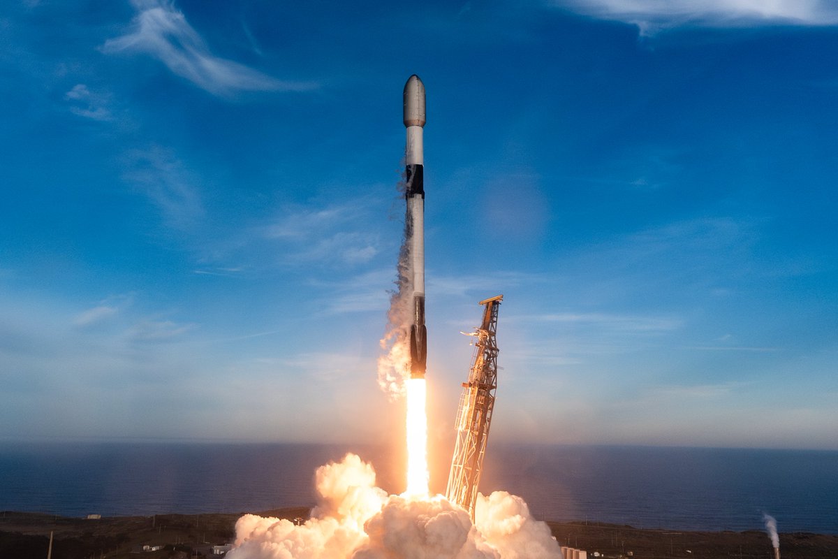 bossard_joris's tweet photo. Résumé de l’actualité spatiale du 9 au 15 mars.
Mardi 10 mars :
Décollage d’une fusée Falcon 9 de @SpaceX à 05h19 (heure de Paris) depuis le pas de tir SLC-40 à Cape Canaveral, en Floride, pour la mission @EchoStarXXV. Sous sa coiffe se trouvait le satellite #EchoStar, un satellite de diffusion directe construit par #Maxar.
L’entreprise @Starlab_Space a commandé une fusée #Starship de #SpaceX afin de lancer sa future station spatiale. Le lancement est prévu pour 2028 au plus tôt.
Jeudi 12 mars :
La @NASA a annoncé que le lancement de la mission #ArtemisII aura lieu le 1er avril au plus tôt. En France, cela correspond au 2 avril à 00h24 (heure de Paris). Le transfert de la fusée SLS vers le pas de tir LC-39B est prévu pour le vendredi 20 mars au plus tôt.
Vendredi 13 mars :
Lancement d’une fusée Falcon 9 de #SpaceX à 15h57 (heure de Paris) depuis le pas de tir SLC-4E à #Vandenberg, en #Californie, pour la mission #Starlink Group 17-31. Sous sa coiffe se trouvaient 25 satellites destinés à la constellation @Starlink.
Samedi 14 mars :
Lancement d’une fusée Falcon 9 de #SpaceX à 13h37 (heure de Paris) depuis le pas de tir SLC-40 à #CapeCanaveral, en #Floride, pour la mission #Starlink 10-48. Sous sa coiffe se trouvaient 29 satellites destinés à la constellation @Starlink.
Dimanche 15 mars :
Les équipes de #SpaceX ont réalisé un test d’allumage sur le Booster B19, actuellement installé sur le pas de tir B du site de lancement de la @StarbaseTX.
Images : #SpaceX / #Starlab / #NASA