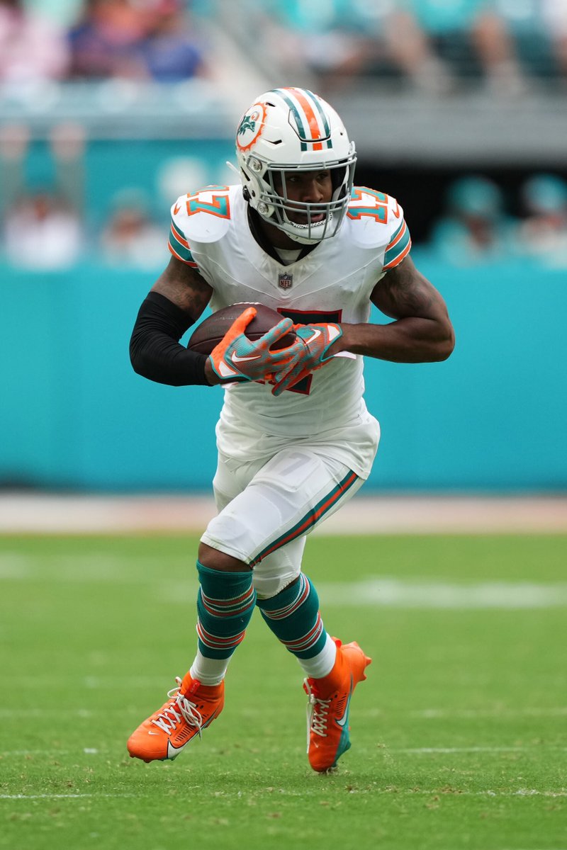 andrew_montana_'s tweet photo. The Denver Broncos traded for Dolphins WR Jaylen Waddle, per @AdamSchefter.

DEN gets Waddle, MIA 4RP
MIA gets DEN 1RP, 3RP, and 4RP all in the 2026 Draft

#nfl #miamidolphins #denverbroncos #jaylenwaddle #waddle #finsup #broncos #dolphins #trade https://t.co/IfW2fddVh5