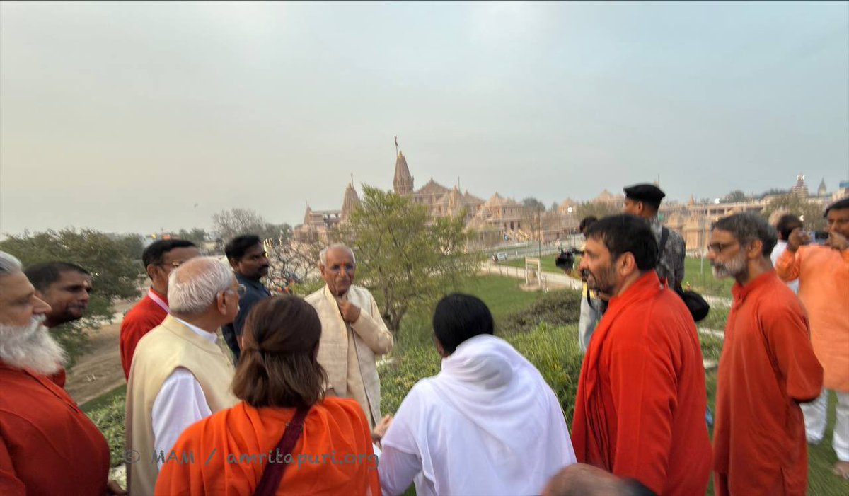 Amritanandamayi's tweet photo. Shri Champat Rai is showing Amma the aerial view of Ayodhya 

#AmmaVisitAyodhya https://t.co/YU2B2DFG05
