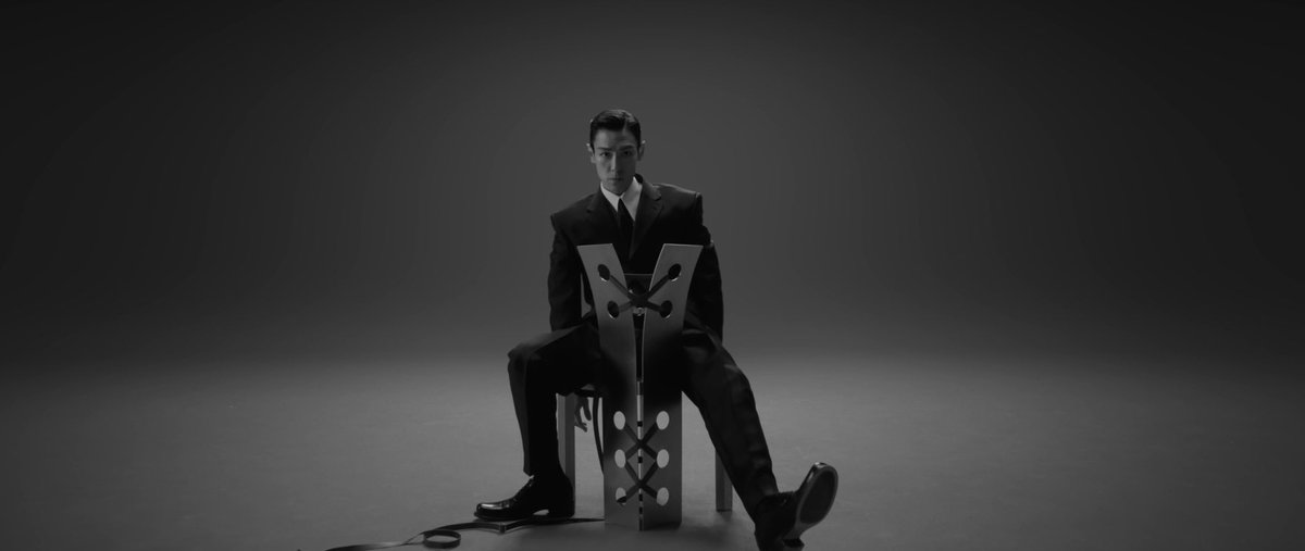 THE FUCKING CORSET CHAIR AAAAAAAAA