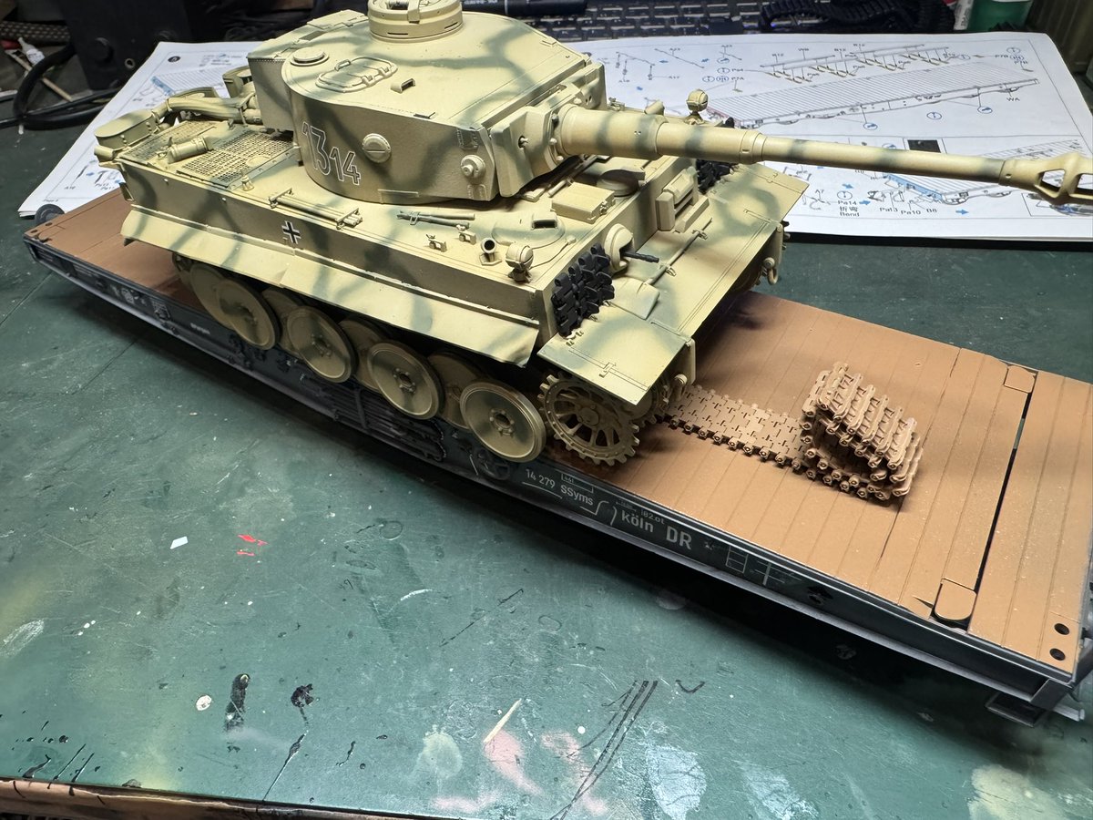 貨車onティーガー。
基本塗装ができました。
鉄道用履帯は貨車におきっぱのイメージ。