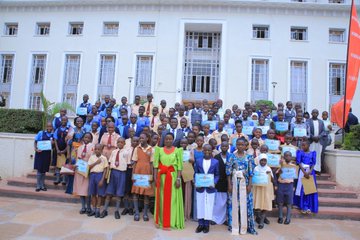 Abakulembeze b'abayizi mu masomero g'amabujje ne pulayimale abeegattira mu kibiina ki Uganda National Primary and Junior school Head Prefects Association bakiise embuga n'oluwalo lwa nsiimbi enkalu ezisobye mu bukadde bubiri (2,000,000),
Katikkiro Charles Peter Mayiga

Katikkiro