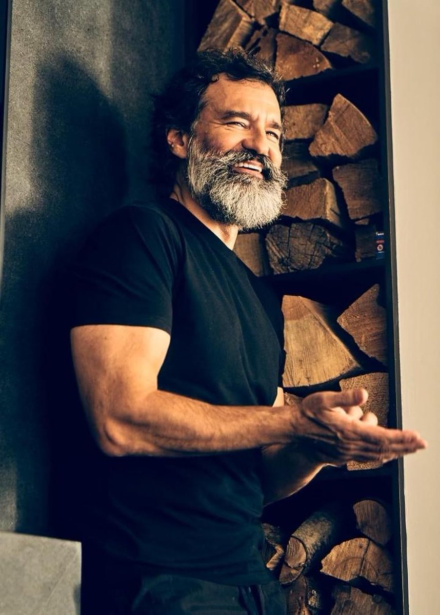 screenrant's tweet image. Director Greg Yaitanes teases what to expect from Dutton Ranch and, surprisingly, he says that working on it feels like doing #Yellowstone season 6:

"Kayce would just naturally fold into Dutton Ranch because there’s a tonal similarity to the original Yellowstone. A lot of the