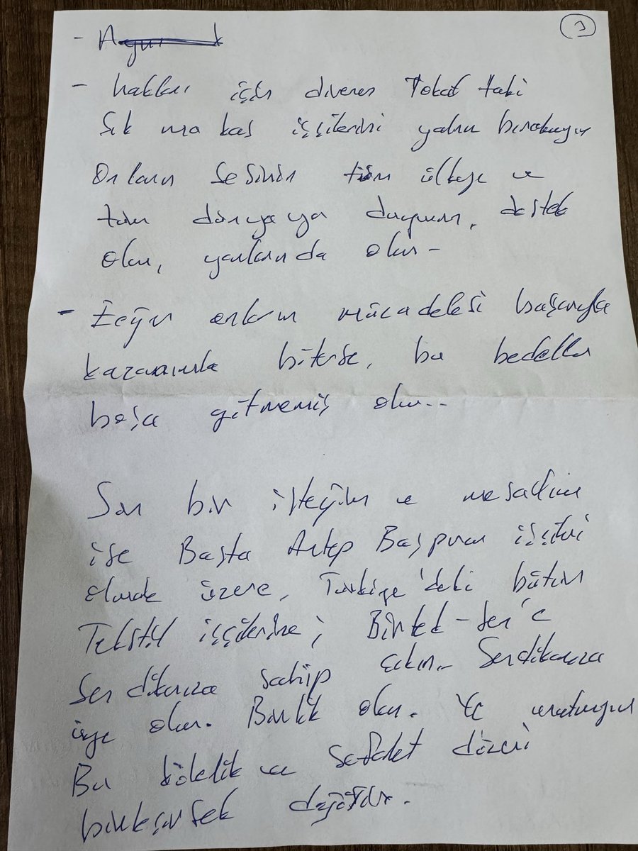 sevdakaraca's tweet photo. BİRTEK-SEN Genel Başkanı Mehmet Türkmen'i cezaevinde ziyaret ettik. 
Sizlere bir mesajı var:

"Dışarıda dayanışma gösteren herkese selamlar ve sevgiler.

Bir kere daha haksız ve hukuksuz bir şekilde tutuklandım. Tutuklanma sebebimi biliyorsunuz. Maaşları ödenmediği için günlerdir fabrika önünde eylemde olan Sırma Halı işçilerine destek vermek için ziyaret ettiğimde yaptığım konuşma yüzünden tutuklandım.

Konuşmada söylediğim şeyleri biliyorsunuz, tekrar etmeyeceğim. Özetle, bu ülkede işçiler için hukuk ve adaletin olmadığını, bu ülkede hukukun ve iktidarın zenginlerden patronlardan yana olduğunu söylediğim için...

Eğer bunu söylemek suçsa, bu ülkenin %80'ini hapse atmaları gerekirdi. 

Öğrendiğime göre Adalet Bakanı "Bu ülkede hukukun güçlüden yana olduğuna dair algıyı değiştirmeliyiz" şeklinde bir açıklama yapmış. 

Yani Adalet Bakanı bile bu ülkede hukukun güçlüden yana olduğunu kabul ediyor. Ama algıyı değiştirmekten bahsediyor. Algıyı değil düzeni değiştirmemiz gerekiyor.

Yalnız olmadığımı biliyorum. Tutuklama konusunda toplumun pek çok kesiminin ve binlerce işçinin dayanışmasını çok yakından hissediyorum.

Ama sesimi duyan herkesten çok özel bir isteğim var. 

Sırma halı işçileri hakkını alana kadar onları yalnız bırakmayın. 

Yine tam beş buçuk aydır hakkı için direnen Tokat'taki Şık Makas işçilerini yalnız bırakmayın. Onların sesini tüm ülkeye ve tüm dünyaya duyurun. Destek olun, yanlarında olun. 

Eğer onların mücadelesi başarıyla, kazanımla biterse bu bedeller boşa gitmemiş olur. 

Son bir isteğim ve mesajım ise başta Antep Başpınar işçileri olmak üzere Türkiye’deki bütün tekstil işçilerine; 

BİRTEK-SEN’e, sendikanıza sahip çıkın. Sendikanıza üye olun. Birlik olun. 

Ve unutmayın;
Bu kölelik ve sefalet düzeni birleşirsek değişir!"