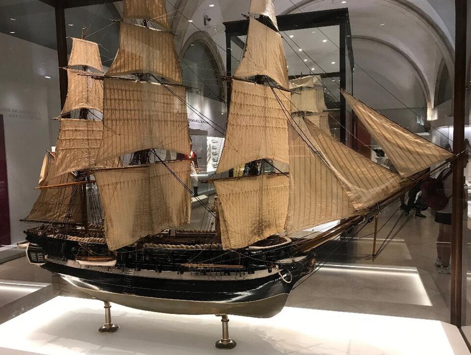 the ship you see on the teaser appears to be the frigate ULISSES (fragata ULISSES). have you noticed that ULISSES has seven letters? he is also the legendary hero of Homer’s Odyssey. he is the central protagonist of the trojan war and of a long ten-year journey to return home.