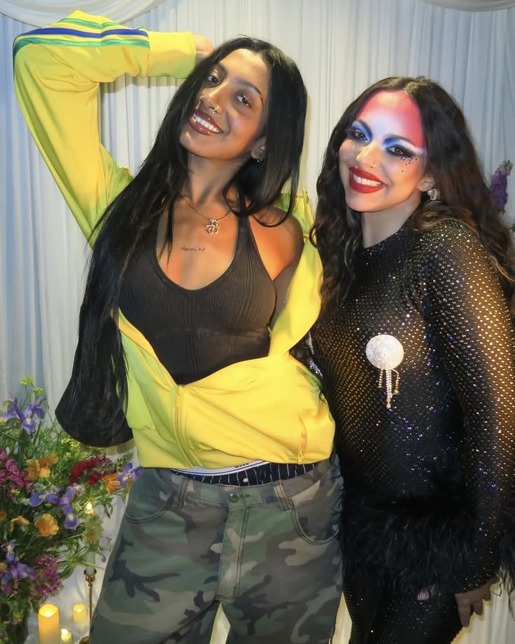 katseyeacerv's tweet image. elas dando a benção do lolla pra todos os artistas que tem foto junto