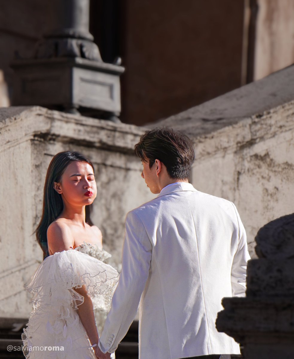salviamoroma's tweet photo. Il pragmatismo asiatico ha risolto un classico problema: l’attesa degli #sposi al banchetto. In #Cina mi è capitato di trovare all’ingresso un book fotografico da sfogliare, realizzato settimane o mesi prima. Un’usanza diffusa: meno stress, più estetica.  #Roma è set perfetto. https://t.co/xUNsbbg6LM