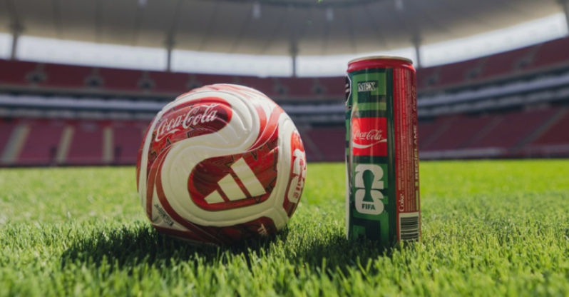 Digit_Corp's tweet photo. Las marcas ya están jugando el Mundial… antes de que empiece.
@CocaCola lanzó un pack de edición especial rumbo al Mundial 2026, que incluye 12 latas de la bebida junto a un mini balón coleccionable inspirado en la identidad visual de la marca.
#Mundial2026 #Marketing #DigitCorp https://t.co/TqEbA6BcQ5