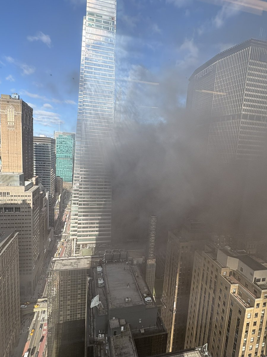 a_drew34's tweet photo. @Breaking911 View from next door. All cleared up now. Friend of mine said there was a generator fire on the roof of one of the buildings next to One Vanderbilt. FDNY cleared it in under an hour https://t.co/7fIn04buLx