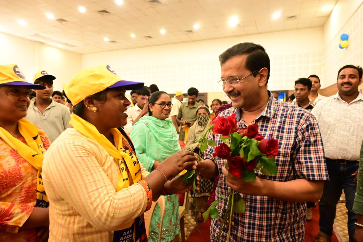 ArvindKejriwal's tweet photo. Deeply humbled by the overwhelming love and grand welcome I received from the people of Goa at today’s public meeting. The love and support of the people is the real strength of the Aam Aadmi Party. It’s truly encouraging to see Goa showering the same trust and affection on AAP. https://t.co/N2orG3TPk9