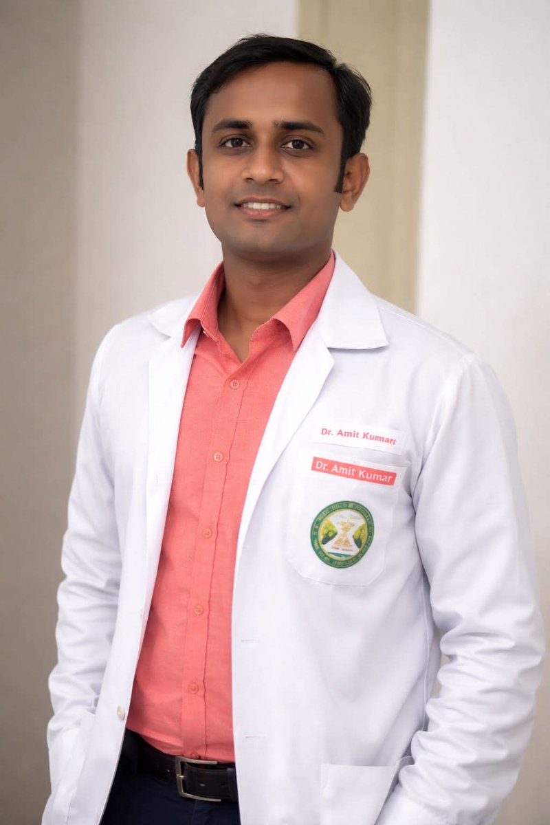 एक और दलित छात्र की जान चली गई, और सिस्टम फिर खामोश है।
राजकोट AIIMS में MBBS फाइनल ईयर के छात्र रतन कुमार मेघवाल (फलसूंड, जैसलमेर) ने ट्रेन के सामने कूदकर अपनी जान दे दी।
उन्होंने 17 पन्नों का सुसाइड नोट छोड़ा है, जिसमें अस्मित शर्मा और उसके चार साथियों पर लगातार प्रताड़ना और