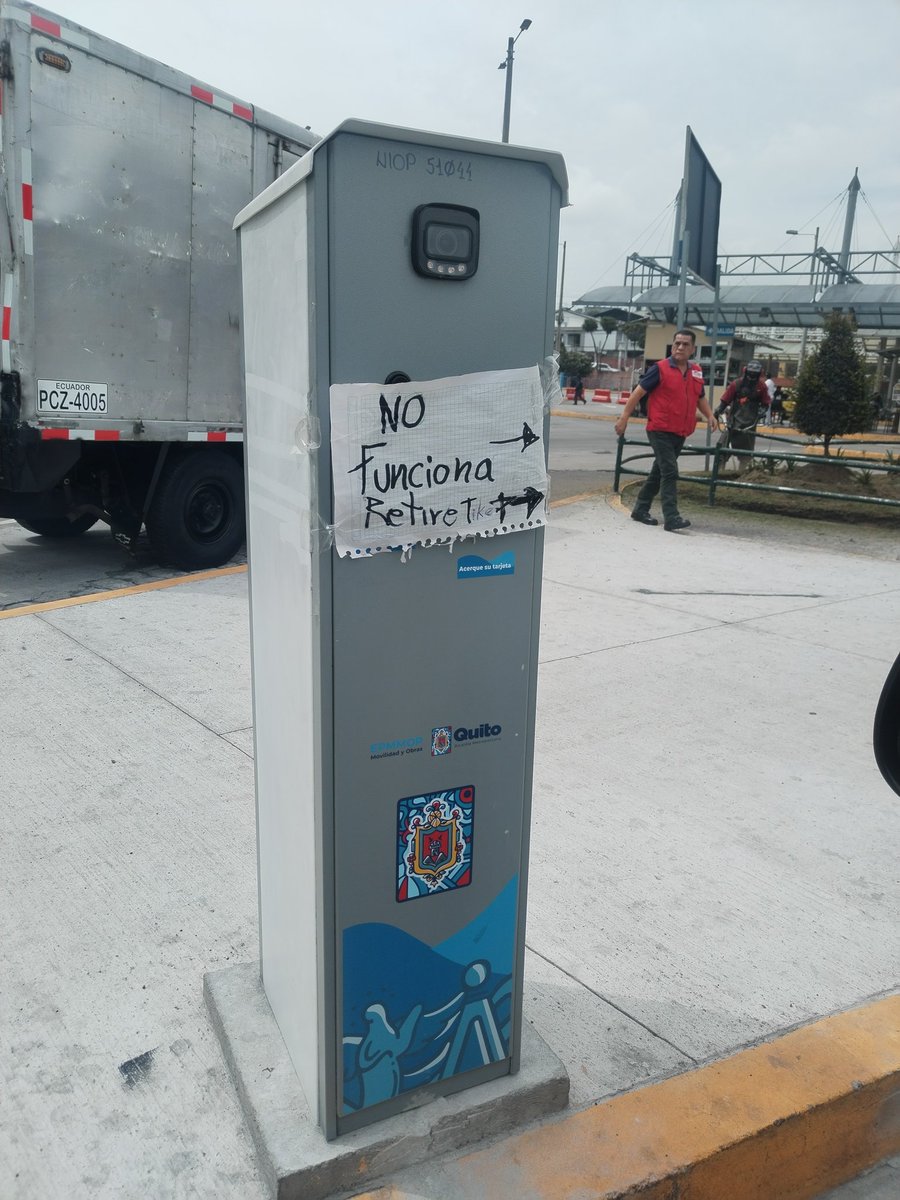 quediriaarjona's tweet photo. Les cuento la última de @pabelml las maquinas recién instaladas del Bicentenario y del parqueadero del terminal de Carcelen son una estafa ya están dañadas y no tienen ni un mes de uso, favor revisar  @WilsonMerinoR seguramente es un nuevo negociado. 

Fito
Colombia
Pabel Muñoz https://t.co/h2Ca3XQQ2j