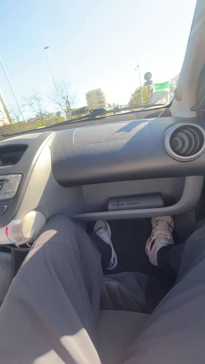 zzhv93's tweet image. Purée j’ai trop besoin d’argent là faut je me pete une nouvelle paire 😂😂😂
#moneyslave #soumis #svp