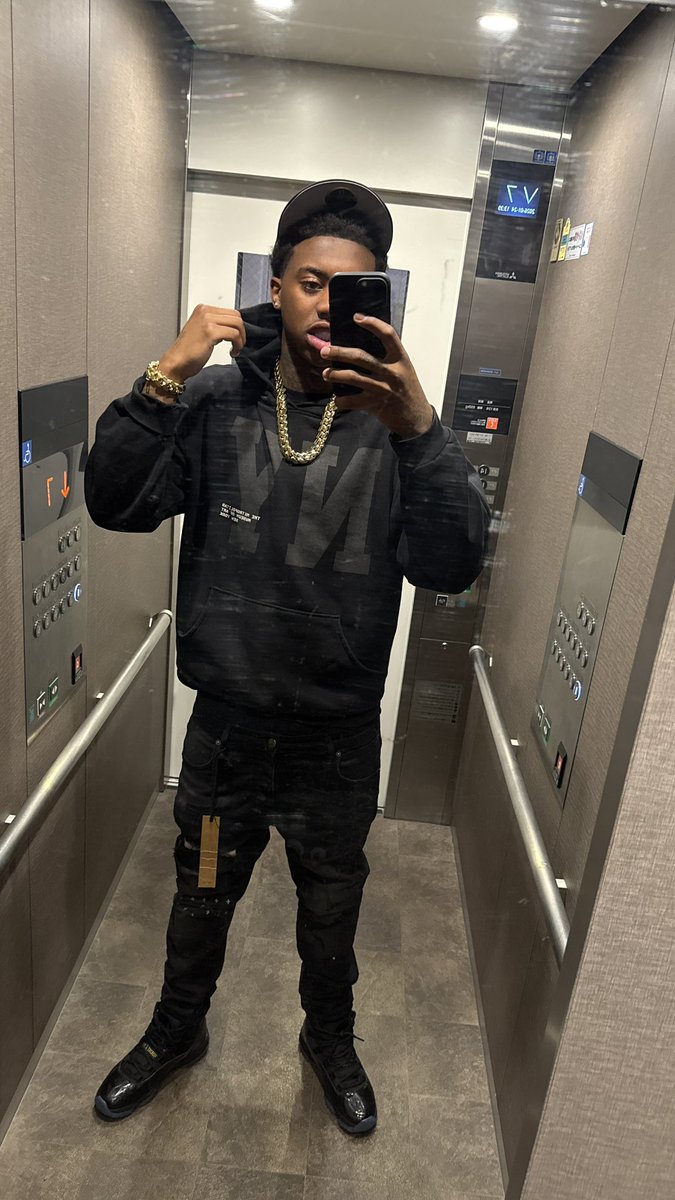 Smiling tryna get Rich tweet media