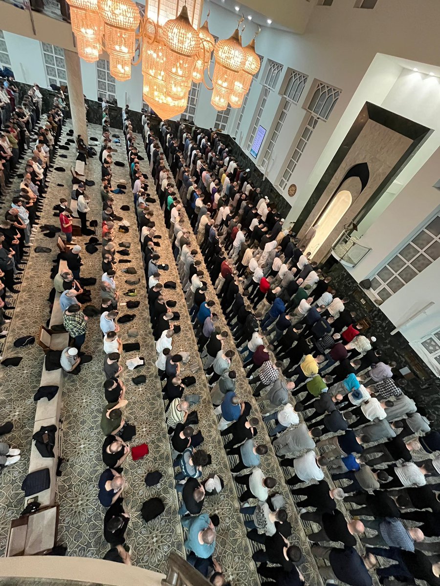 Saudi_Moia's tweet photo. شهد جامع الملك فهد في العاصمة البوسنية سراييفو كثافةً كبيرة من المصلين في ليلة السابع والعشرين من شهر رمضان، وسط خدمات متكاملة قدّمتها وزارة الشؤون الإسلامية والدعوة والإرشاد، في إطار جهودها المستمرة لخدمة بيوت الله وتهيئة الأجواء الإيمانية للمصلين.

وحرصت وزارة الشؤون الإسلامية عبر مركز الملك فهد الثقافي الإسلامي التابع للوزارة على توفير منظومة متكاملة من الخدمات شملت الجوانب التنظيمية والتوعوية، بما أسهم في تمكين المصلين من أداء عباداتهم بكل يسر وطمأنينة، وعكس الصورة المشرّفة لجهود المملكة في خدمة الإسلام والمسلمين حول العالم.
