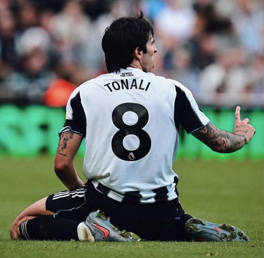 NewcastleUtd_FR's tweet image. 🚨🎙️ - Eddie Howe sur la disponibilité de Sandro Tonali 🇮🇹 face à Barcelone 🇪🇸 demain :

 « Nous allons observer Sandro (aujourd'hui). Il aura l'occasion de s'entraîner s'il se sent suffisamment en forme et nous prendrons une décision (après) cela. » 🗣️

#NUFC #BARNEW