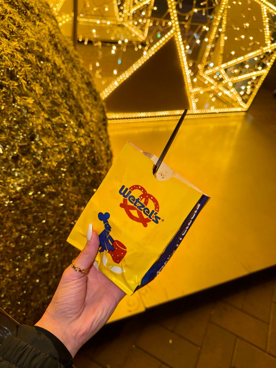 I LOVE ARIANA tweet media