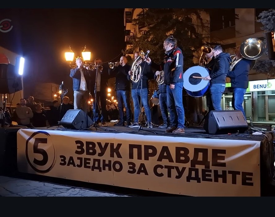 Ukoliko vam trebaju trubači, topla i jedina preporuka za orkestar Gvozdena Rosića iz Dragačeva! Da bi truba odjeknula, mora se se svirati uz upotrebu kičme! Ovaj orkestar koristi kičmu, a jedini je u svoj repertoar uvrstio i obraz. Dakle, samo orkestar Gvozdena Rosića!❤️