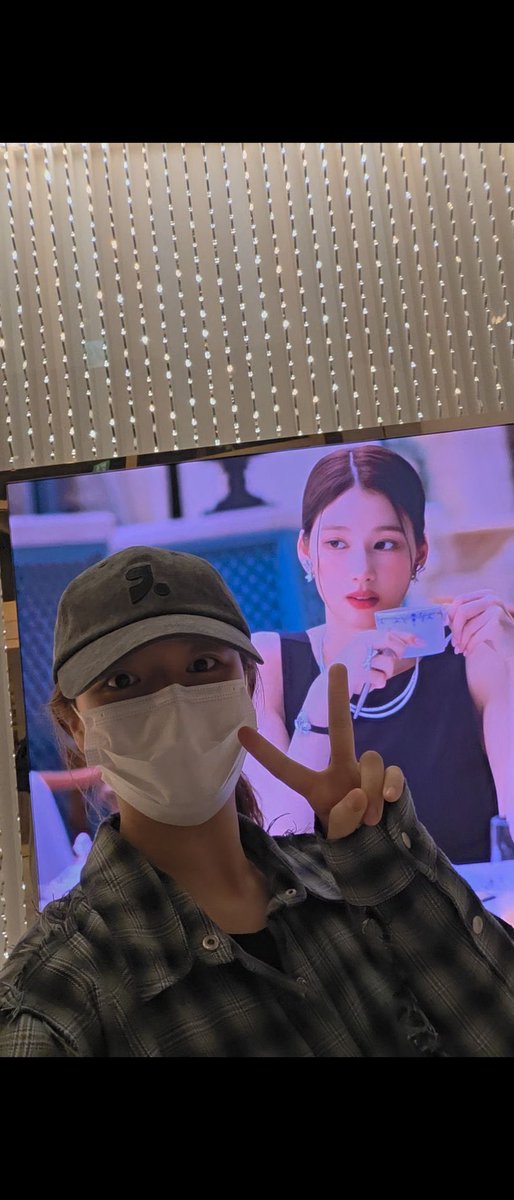 사나 광고 발견하고 사나랑 셀카 찍은 정연이 ㅋㅋㅋ
진짜 너무 귀엽다..