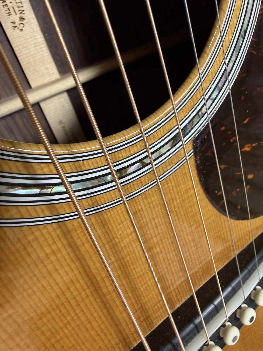 明日は
「サムレスト」でライブ配信があるので🎤
弦を張り替え。。
深夜なので、静かに静かに
そ〜〜〜っと、ね。