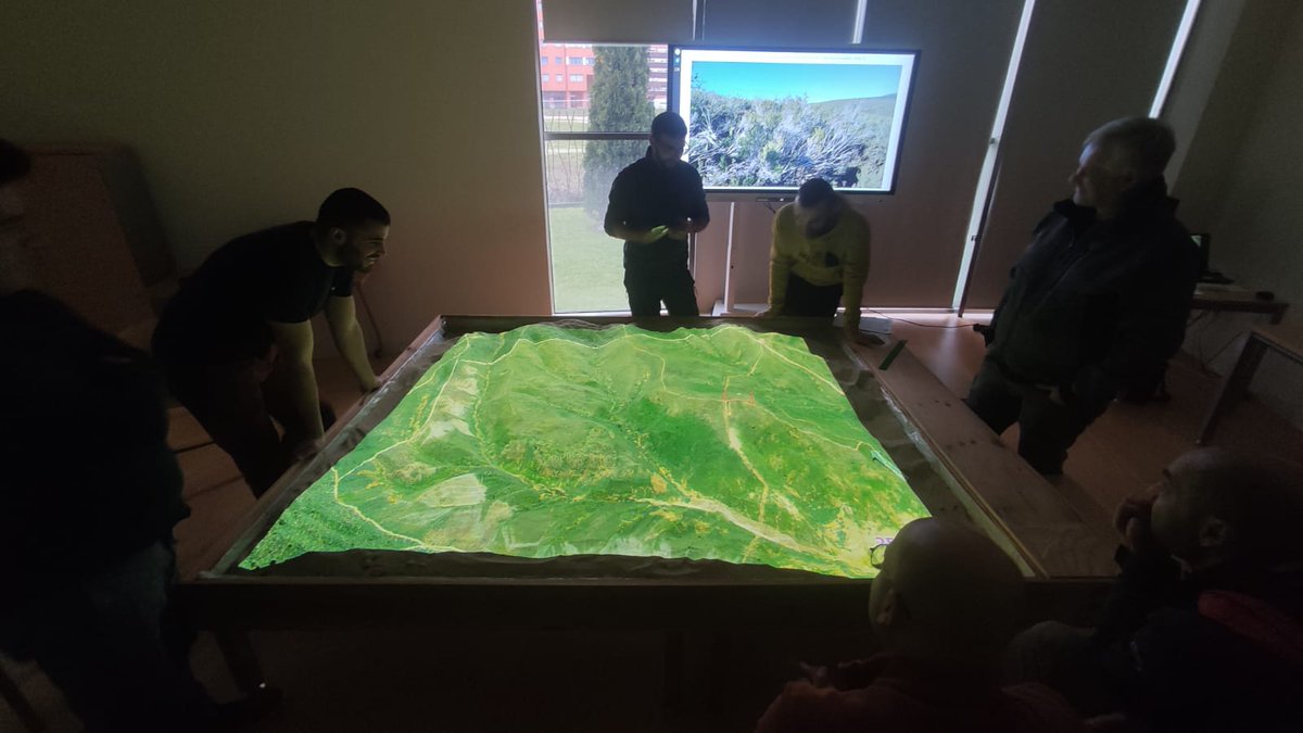 naturalezacyl's tweet image. El #CDF forma a responsables de cuadrillas y #AAMM en quemas prescritas #RxFire, uso controlado del fuego para eliminación de combustible. 
Si las condiciones son propicias en el curso se realiza una quema en una parcela preparada y con las medidas de seguridad adecuadas