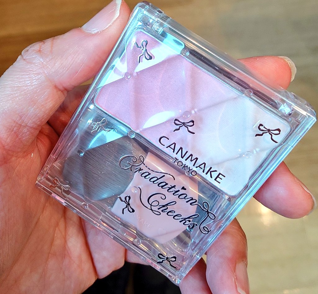 U5nRfNWZ8ql7NcI's tweet image. ＃コスメ購入品 ＃KATE ＃CANMAKE ＃WAKEMAKE ＃キティちゃん
＃クッションファンデ ＃チーク ＃ティント ＃筆 ＃メイクツール

最近の購入品です✨まだ,開封出来てないけど☺️

どれも可愛くて使える日を楽しみにしてます🍀