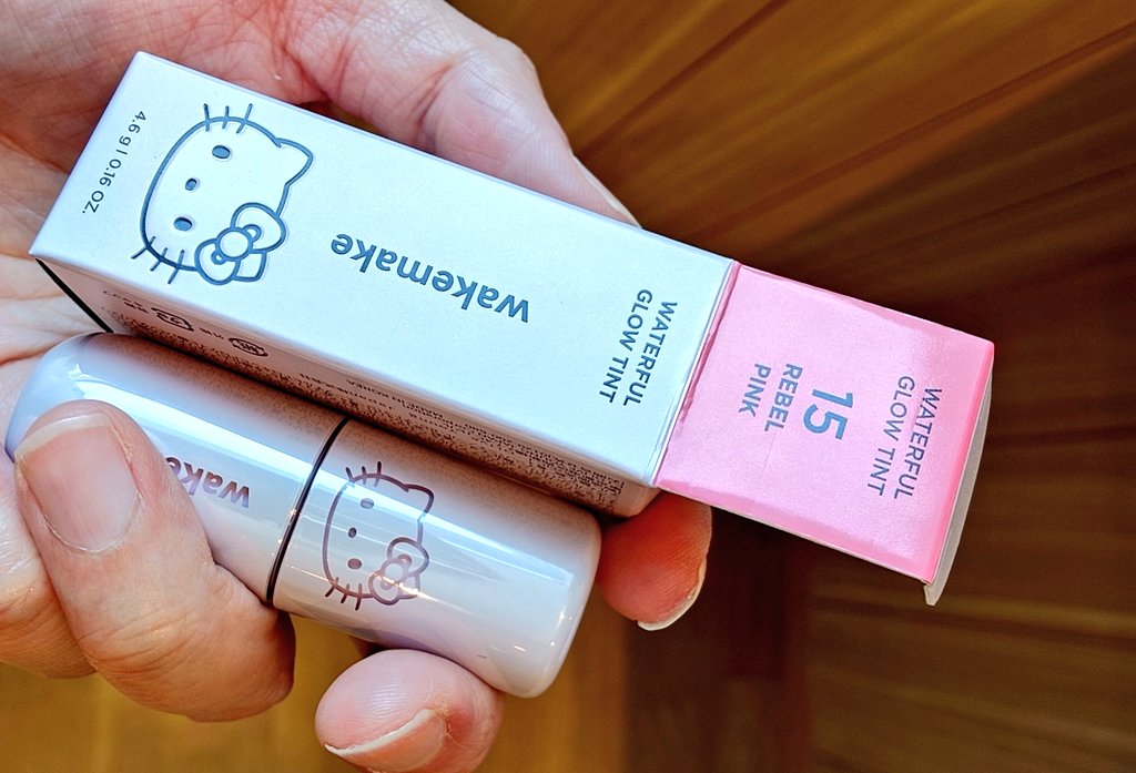 U5nRfNWZ8ql7NcI's tweet image. ＃コスメ購入品 ＃KATE ＃CANMAKE ＃WAKEMAKE ＃キティちゃん
＃クッションファンデ ＃チーク ＃ティント ＃筆 ＃メイクツール

最近の購入品です✨まだ,開封出来てないけど☺️

どれも可愛くて使える日を楽しみにしてます🍀