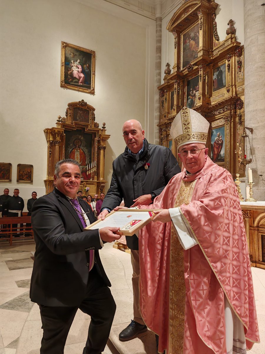 SSepulcroValde's tweet photo. Os dejamos imágenes de la Santa Misa previa al Via Crucis Diocesano presidida por D. José María Avendaño, obispo auxiliar de la Diócesis de Getafe y donde recibimos la medalla como invitados por parte del Consejo Diocesano. https://t.co/ohl8Mt9H3L